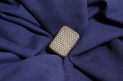 Lot 23 - A George III silver gilt snuff box