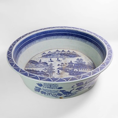 Lot 48 - A large Chinese blue and white basin