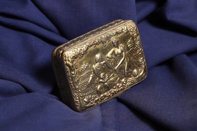 Lot 20 - A George III silver gilt snuff box