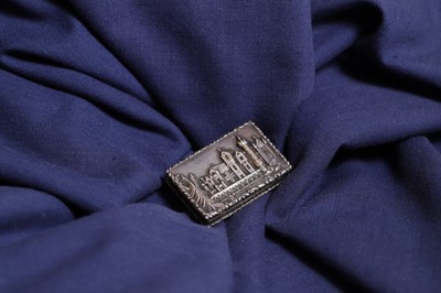 Lot 26 - An early Victorian silver 'Castle Top' vinaigrette