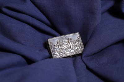 Lot 25 - A silver 'Castle Top' vinaigrette