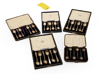 Lot 20 - A collection of case silver teaspoons