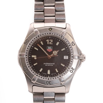 Lot 355 - A stainless steel Tag Heuer 2000 Professional quartz bracelet watch