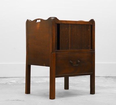 Lot 516 - A George III mahogany bedside commode