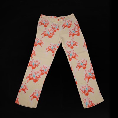 Lot 1364 - A pair of Versace silk capri pants