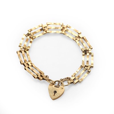 Lot 104 - A 9ct gold gate bracelet