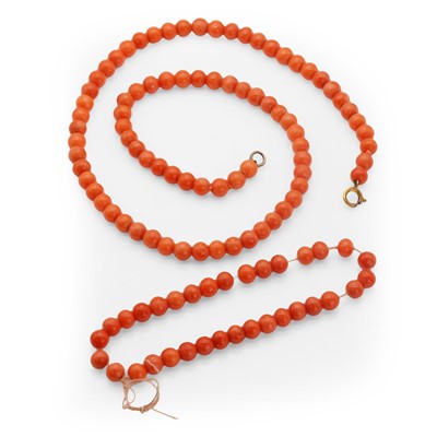Lot 122 - A uniform single row red coral bead necklace