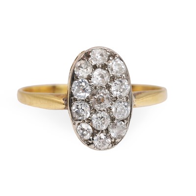 Lot 27 - A diamond plaque ring