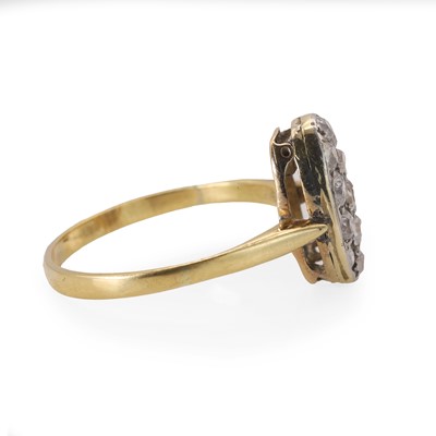 Lot 27 - A diamond plaque ring