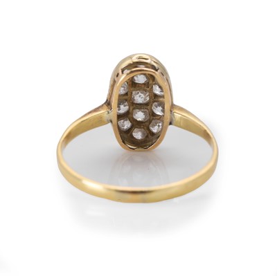 Lot 27 - A diamond plaque ring