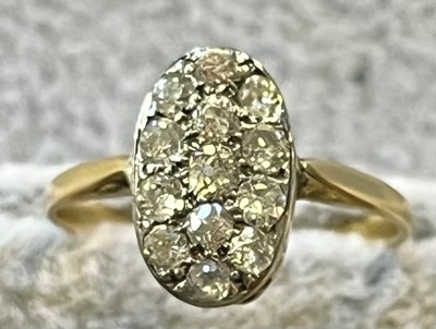 Lot 27 - A diamond plaque ring