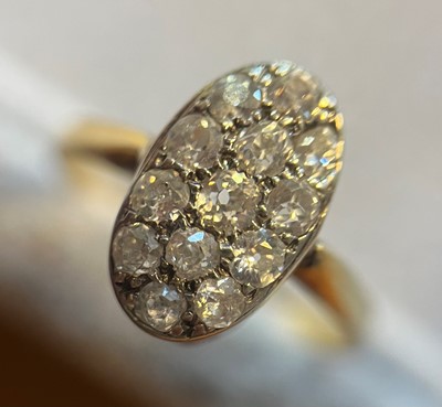 Lot 27 - A diamond plaque ring