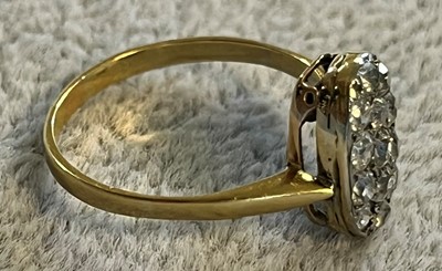 Lot 27 - A diamond plaque ring