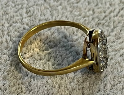 Lot 27 - A diamond plaque ring