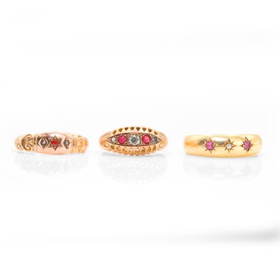 Lot 204 - A group of antique 18ct gold and 9ct gold rings