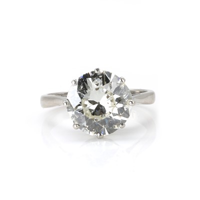 Lot 232 - An impressive diamond single stone ring