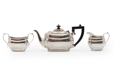 Lot 15 - A silver sugar pot