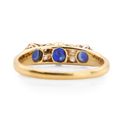 Lot 82 - A sapphire and diamond ring
