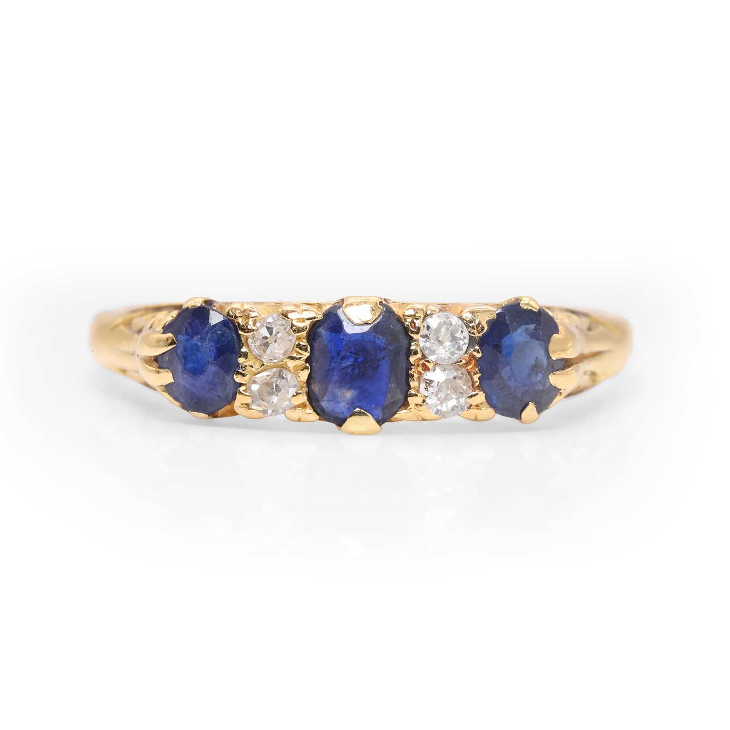Lot 82 - A sapphire and diamond ring