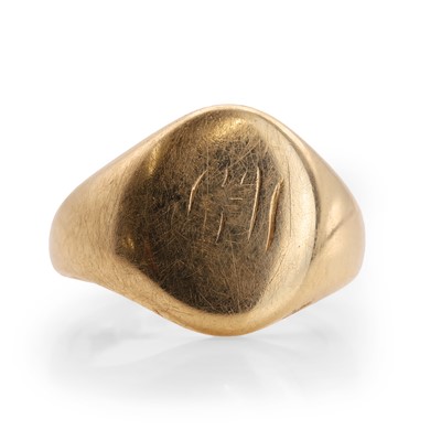 Lot 284 - A 9ct gold signet ring