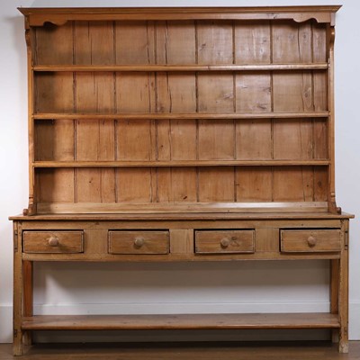 Lot 453 - A pine dresser