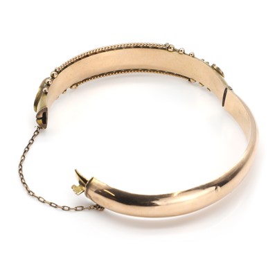 Lot 26 - An Edwardian 9ct gold garnet and rose cut diamond set hinged bangle