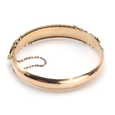 Lot 26 - An Edwardian 9ct gold garnet and rose cut diamond set hinged bangle