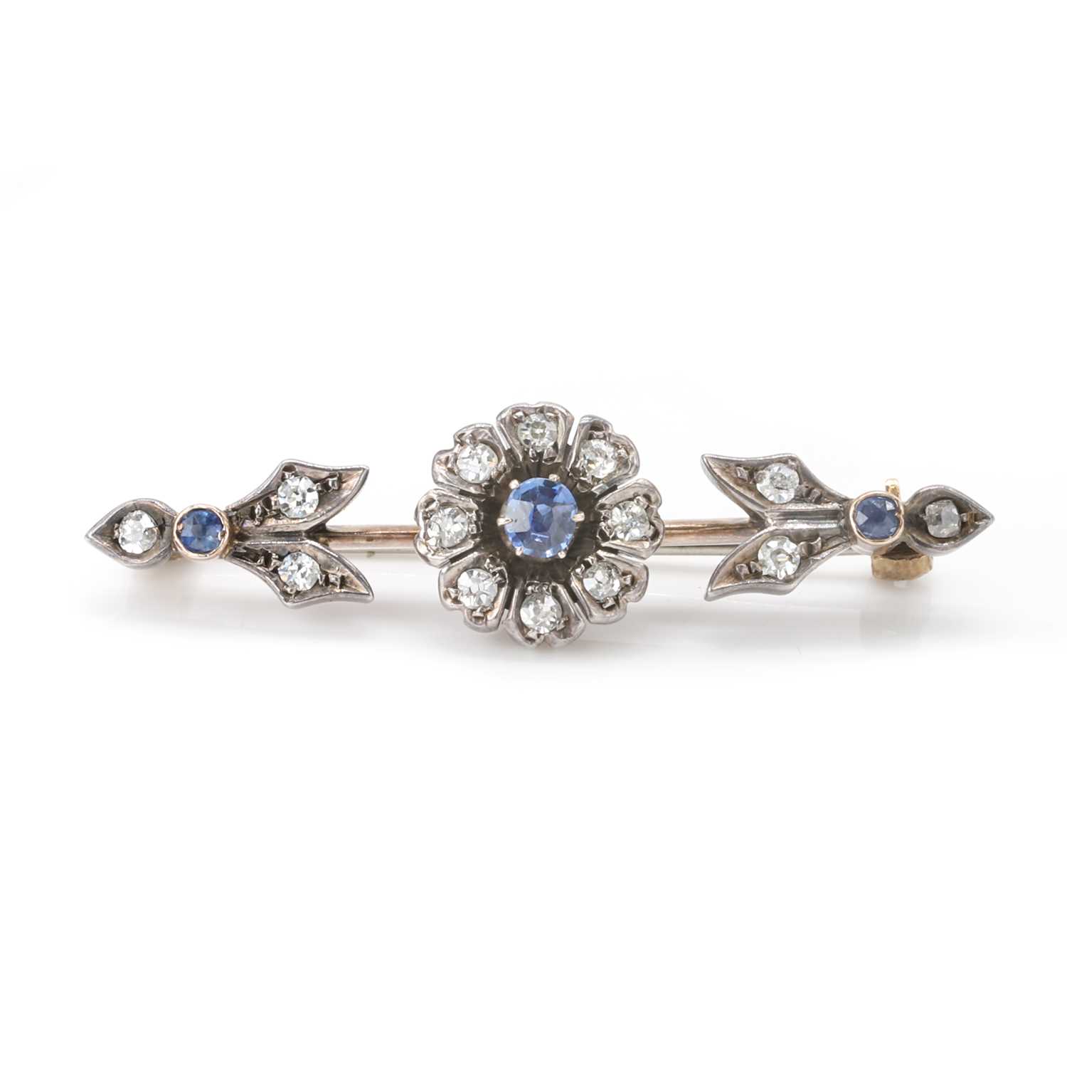 Lot 11 - An Edwardian sapphire and diamond bar brooch