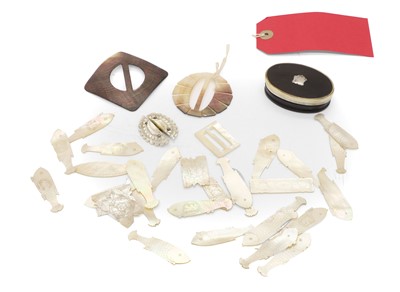 Lot 252 - A collection of mother-of-pearl trinkets