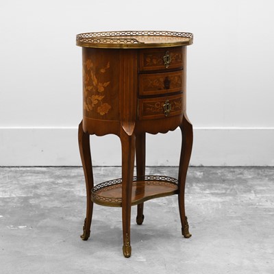Lot 527 - A French marquetry and kingwood petite commode