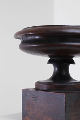 Lot 402 - A turned yew wood tazza