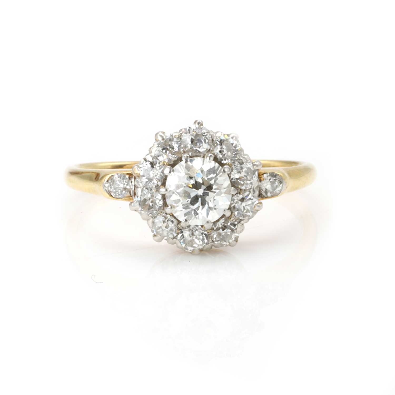 Lot 36 - An early 20th century diamond cluster ring