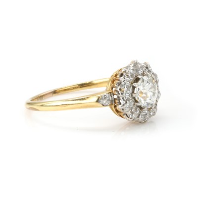 Lot 36 - An early 20th century diamond cluster ring
