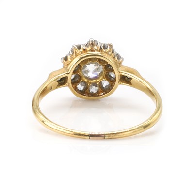 Lot 36 - An early 20th century diamond cluster ring