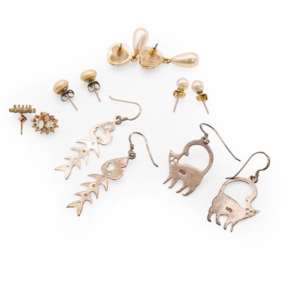 Lot 250 - A group of gold, silver and costume jewellery