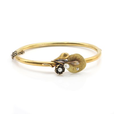 Lot 22 - An Art Nouveau pearl and diamond hinged bangle