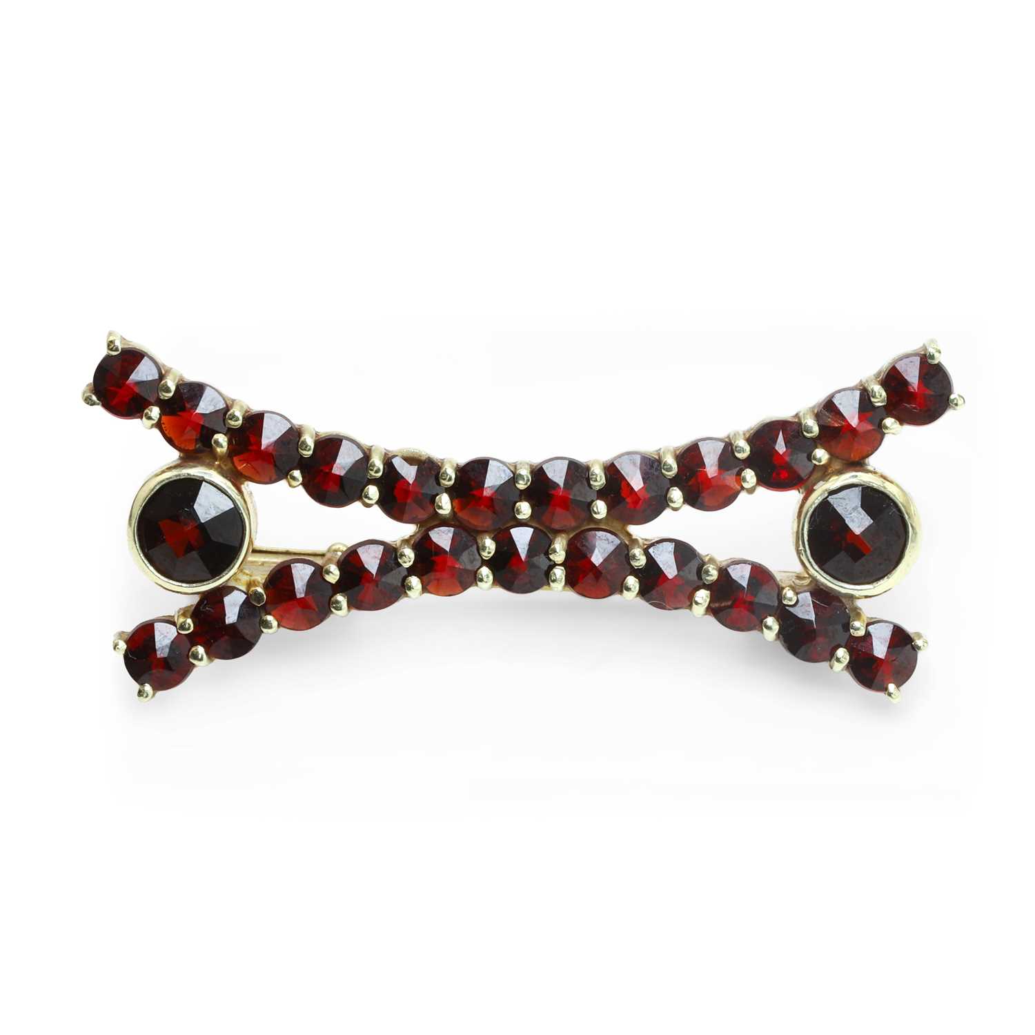 Lot 42 - A gold garnet set brooch
