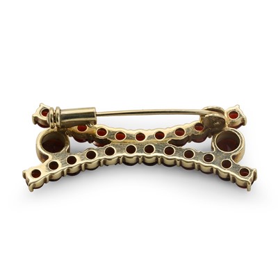 Lot 42 - A gold garnet set brooch