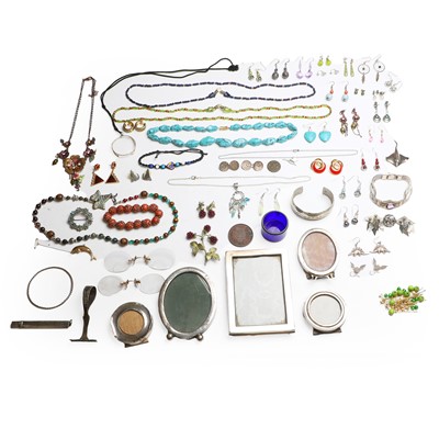 Lot 263 - A collection of gold, silver and costume jewellery