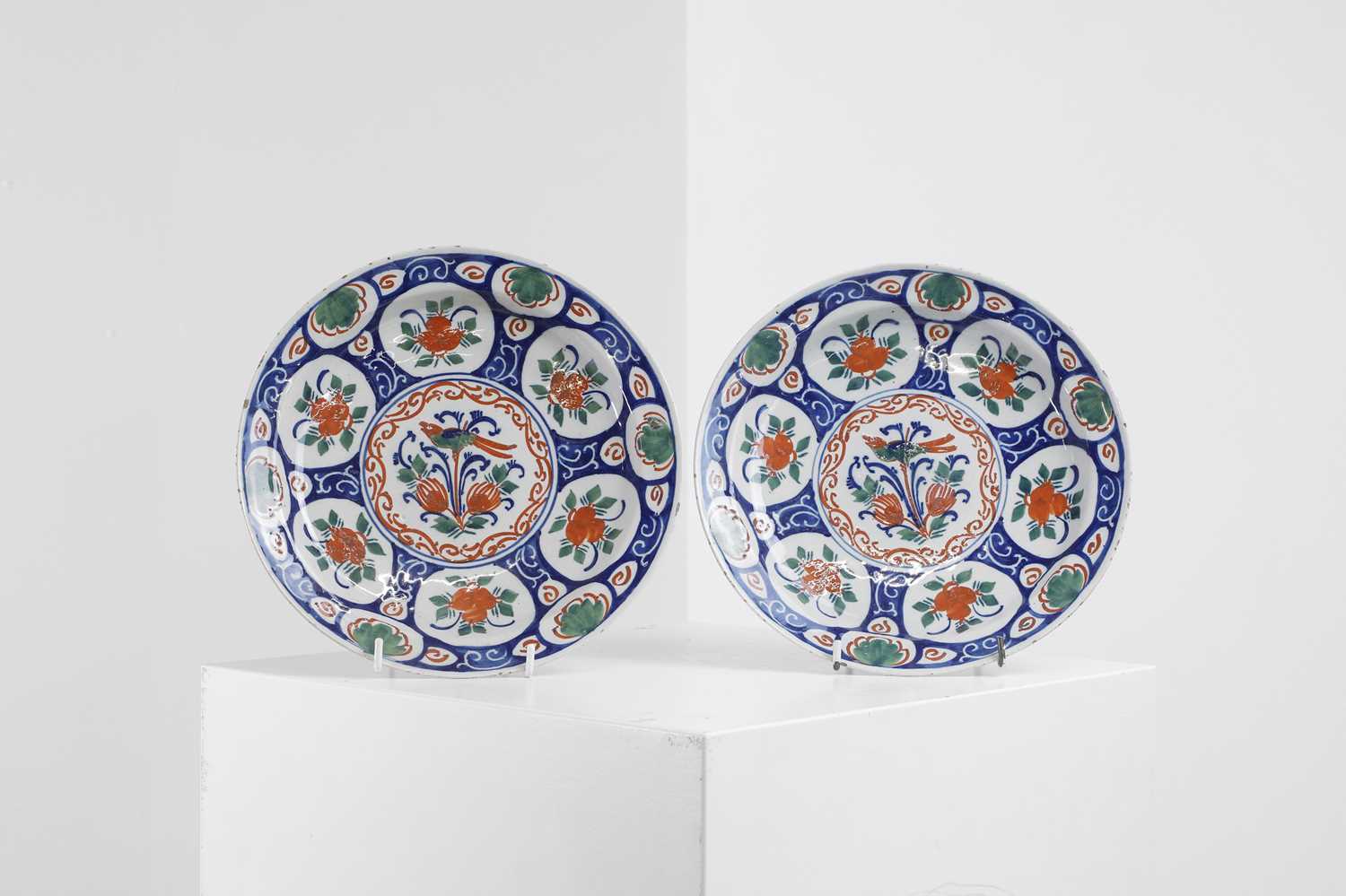 Lot 304 - A pair of delft plates