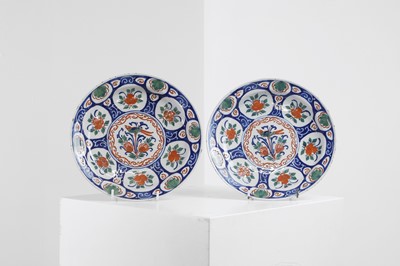 Lot 304 - A pair of delft plates