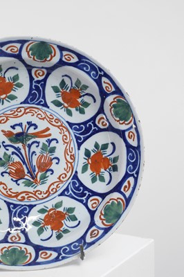 Lot 304 - A pair of delft plates