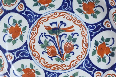 Lot 304 - A pair of delft plates