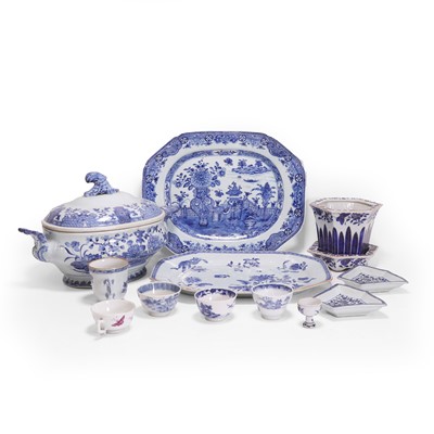 Lot 330 - A collection of Chinese blue and white porcelain