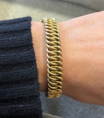 Lot 27 - A late Victorian hinged bangle