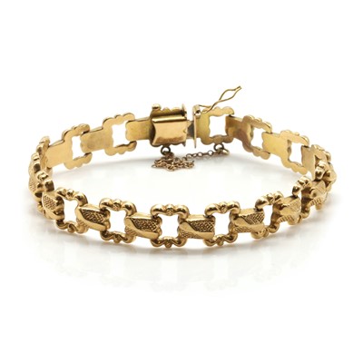 Lot 93 - A fancy link gold bracelet