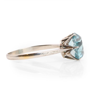 Lot 37 - A white gold blue zircon ring