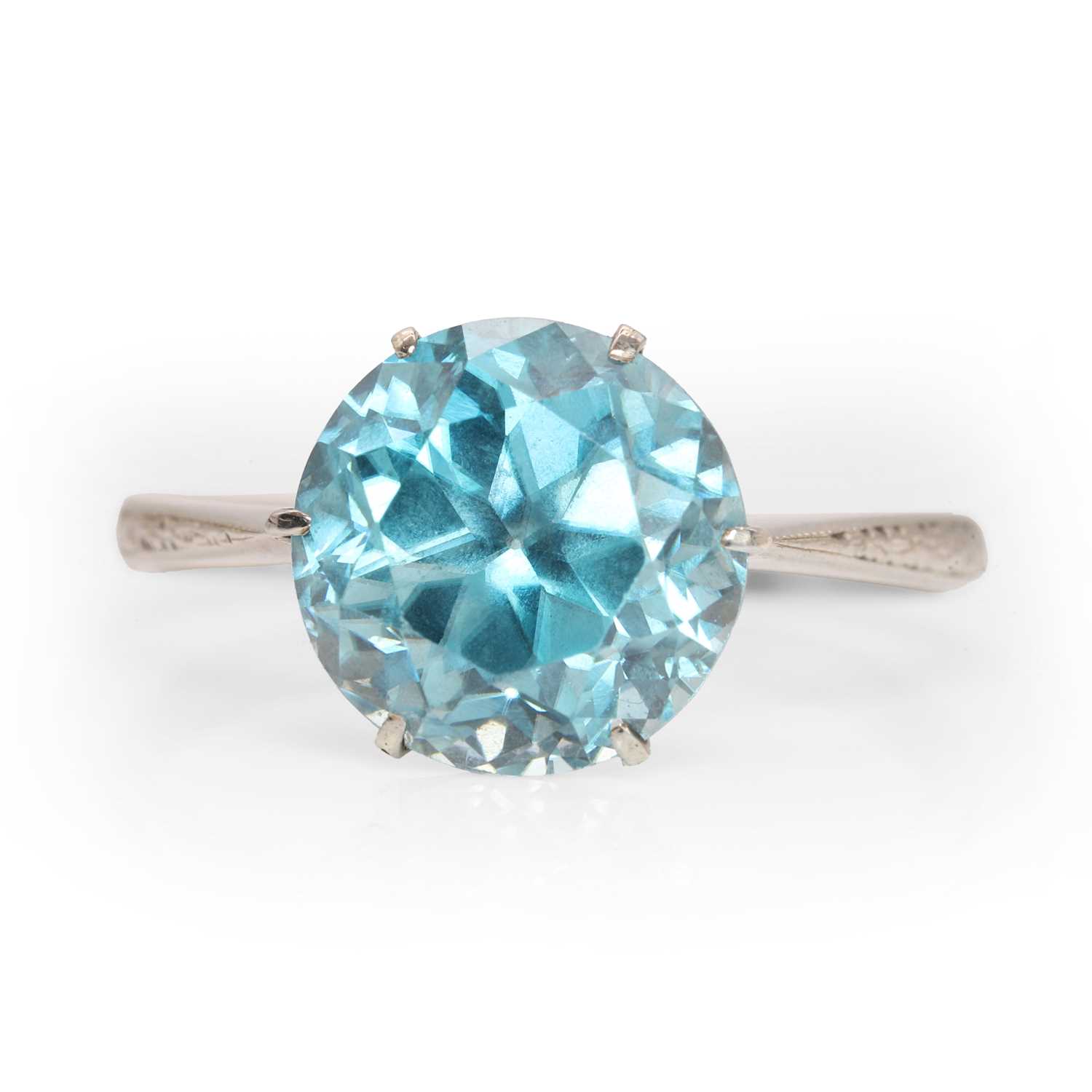 Lot 37 - A white gold blue zircon ring