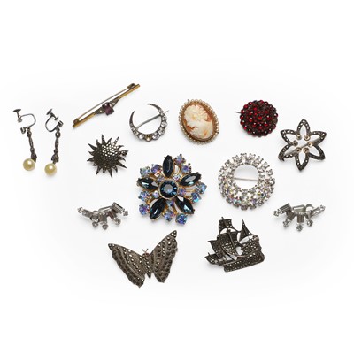 Lot 245 - A collection of antique and vintage costume jewellery