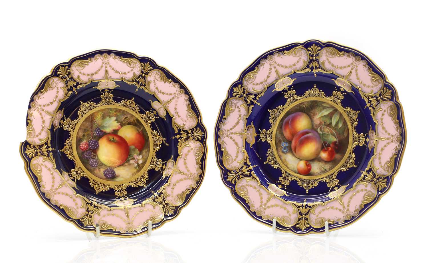 Lot 63 - A pair of Worcester porcelain plates